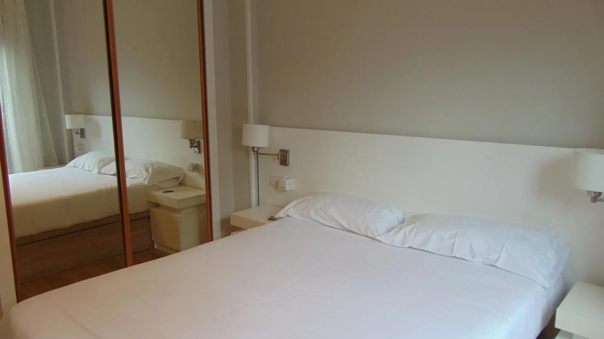 Airport Madrid Plenilunio Suites Blue